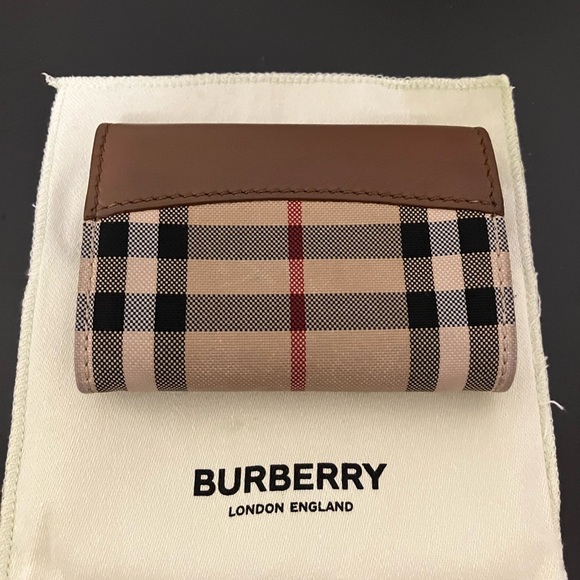 Burberry Flap Card Holder - Picture 5 of 8